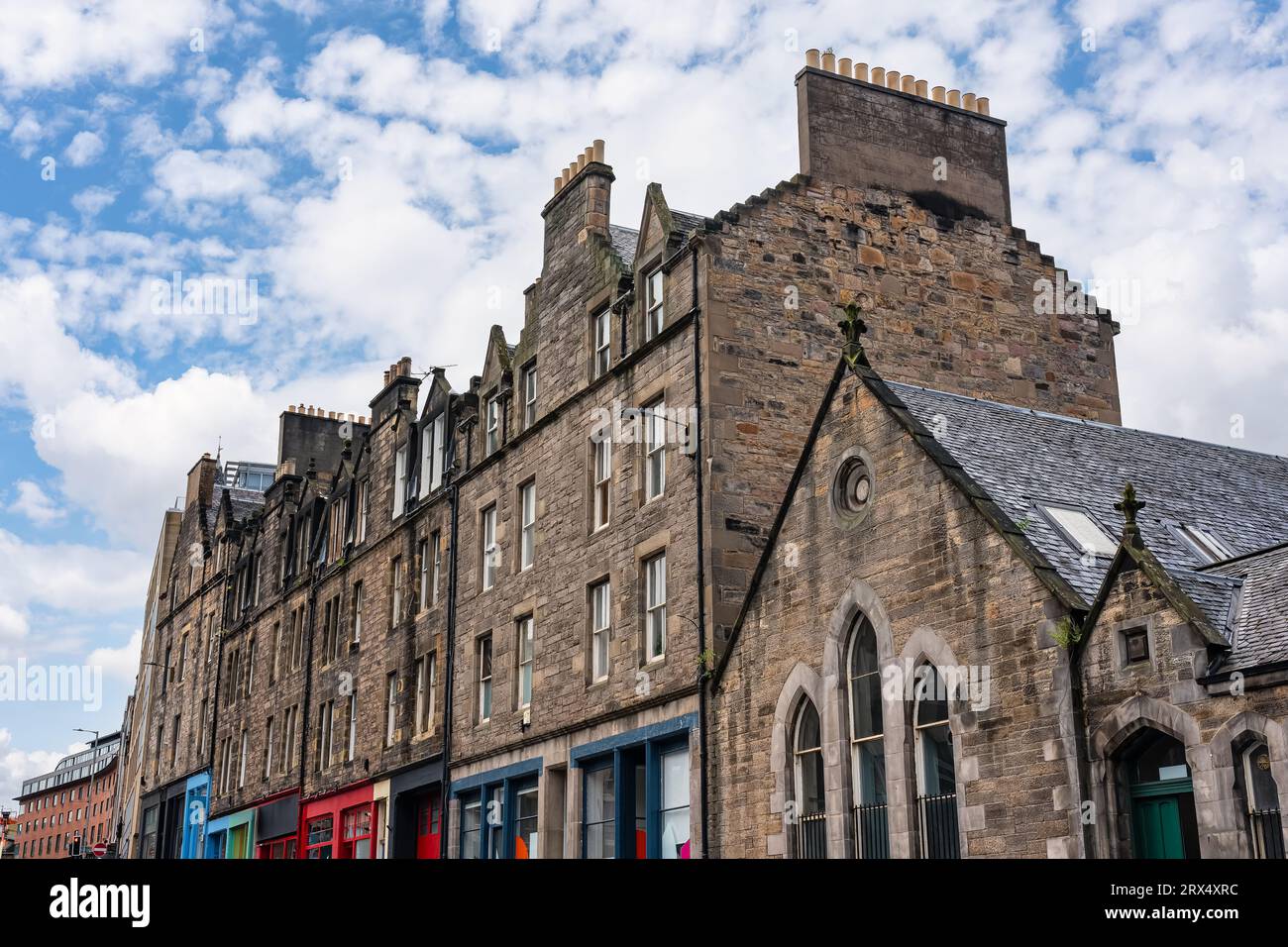 Case in pietra con l'architettura tipica della città monumentale di Edimburgo, in Scozia. Foto Stock