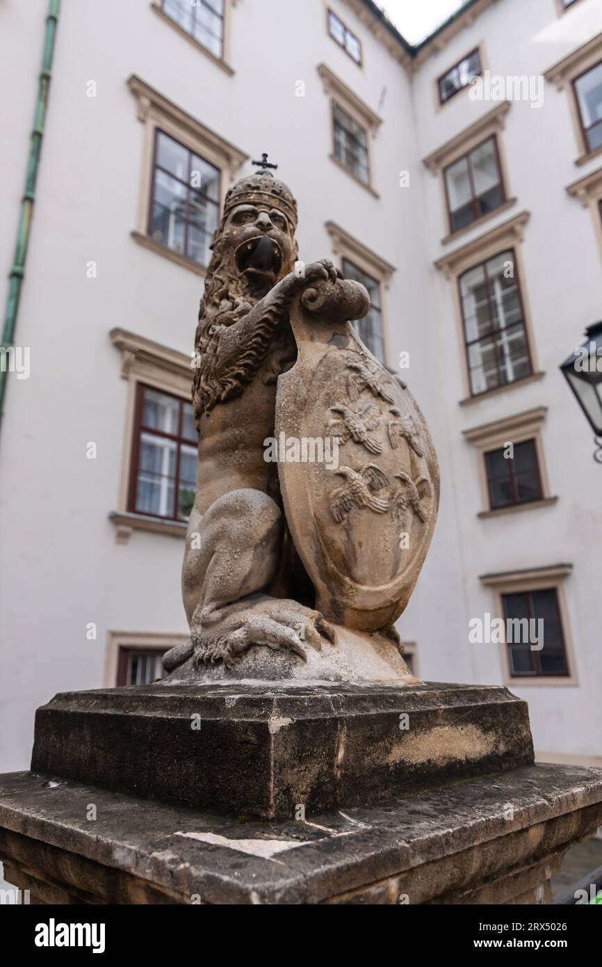 Una delle due sculture all'ingresso della Corte Svizzera (tedesco: Schweizerhof), Hofburg, Vienna Foto Stock