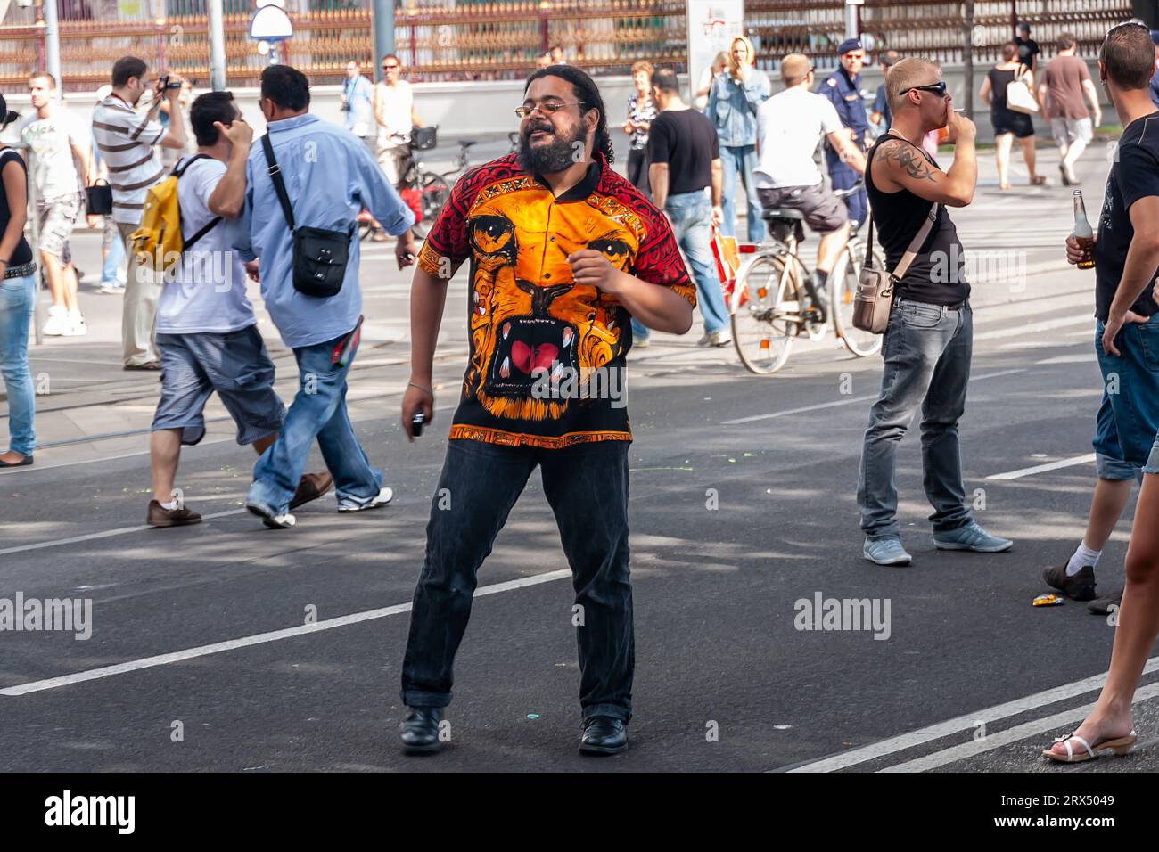 Vienna, Austria - 14 agosto 2010: Un giovane che danza per strada durante il festival di musica moderna Foto Stock