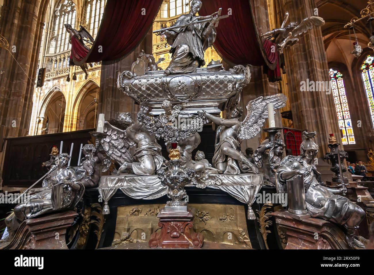 La tomba di S.. Giovanni di Nepomuk in St. Cattedrale di Vito, Praga Foto Stock