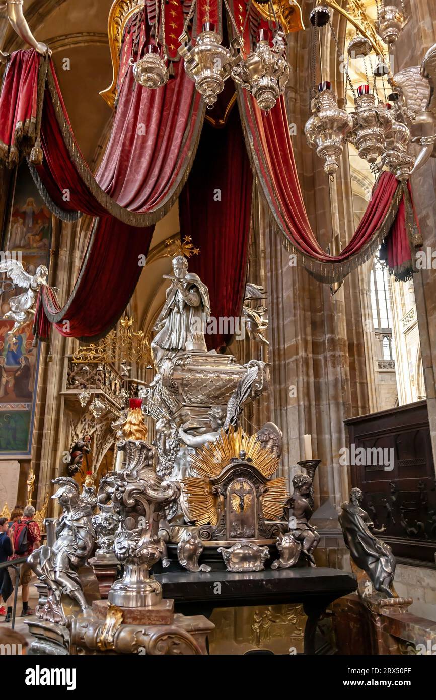 La tomba di S.. Giovanni di Nepomuk in St. Cattedrale di Vito, Praga Foto Stock