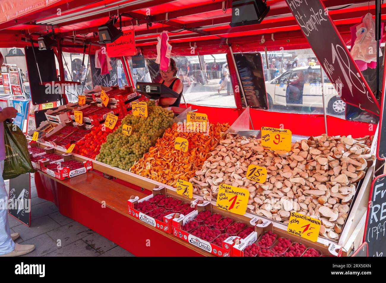 Monaco di Baviera, Germania - 20 agosto 2010: Una bancarella di mercato agricolo sul Viktualienmarkt Foto Stock