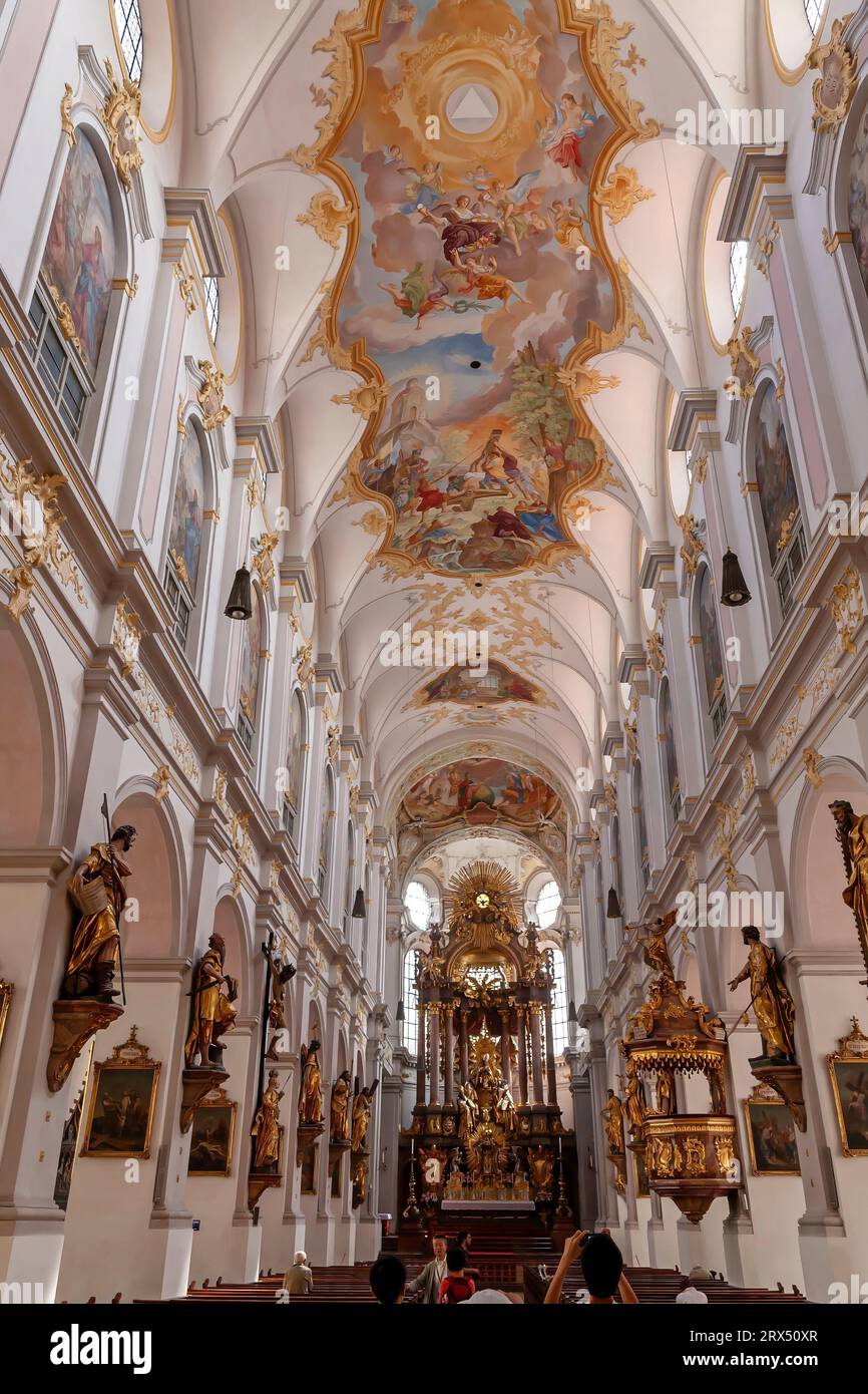 La navata e l'altare maggiore di San Peter's Church, Monaco, Germania Foto Stock