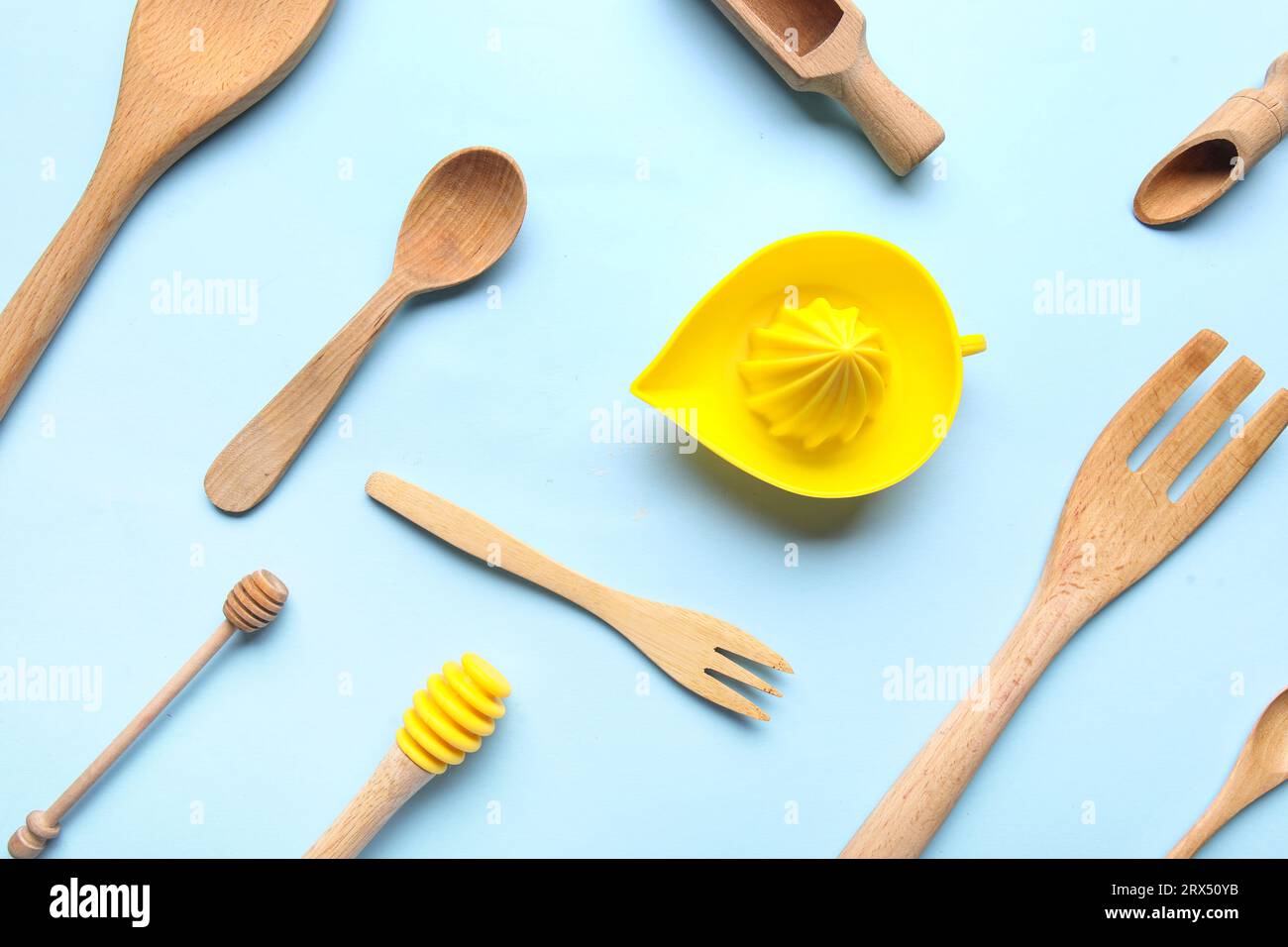 Set di diversi utensili da cucina con spremiagrumi su sfondo colorato Foto Stock