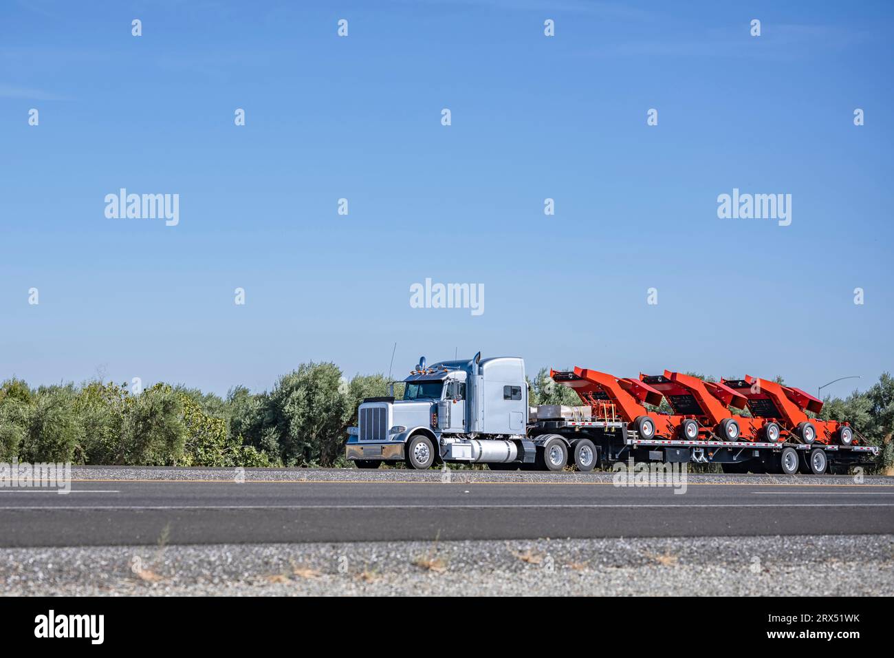 Potente trattore per semi-carro da trasporto lungo classico con cabina estesa per il riposo del conducente durante il trasporto del carico sul gradino del dec Foto Stock