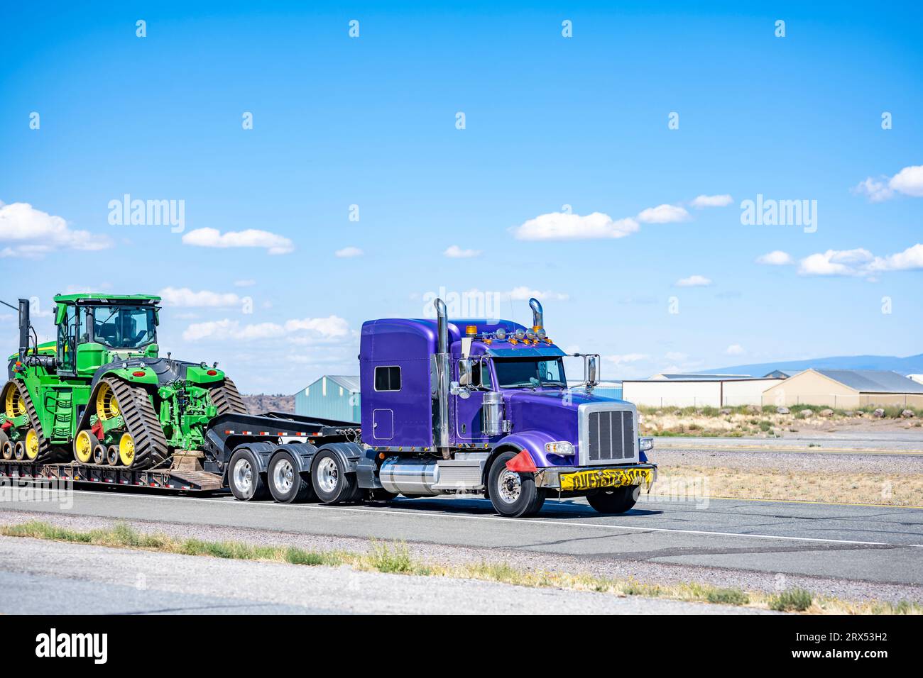 Trattore classico per semirimorchi da carro grande con cabina estesa per il riposo del conducente del dumper e cartello di carico maggiorato sulla parte anteriore per il trasporto del carico sul gradino Foto Stock