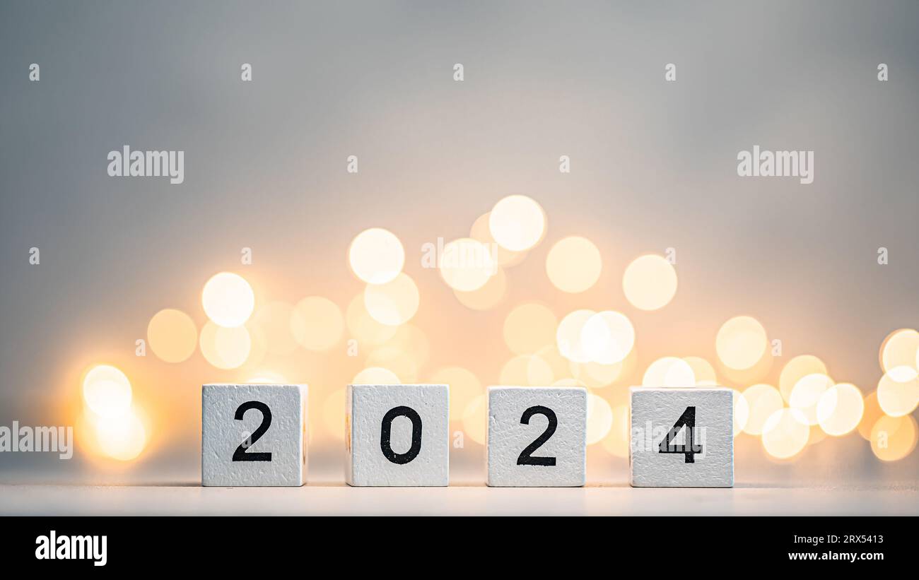 Capodanno 2024 in arrivo. numero 2024 su cubetti di legno Foto Stock