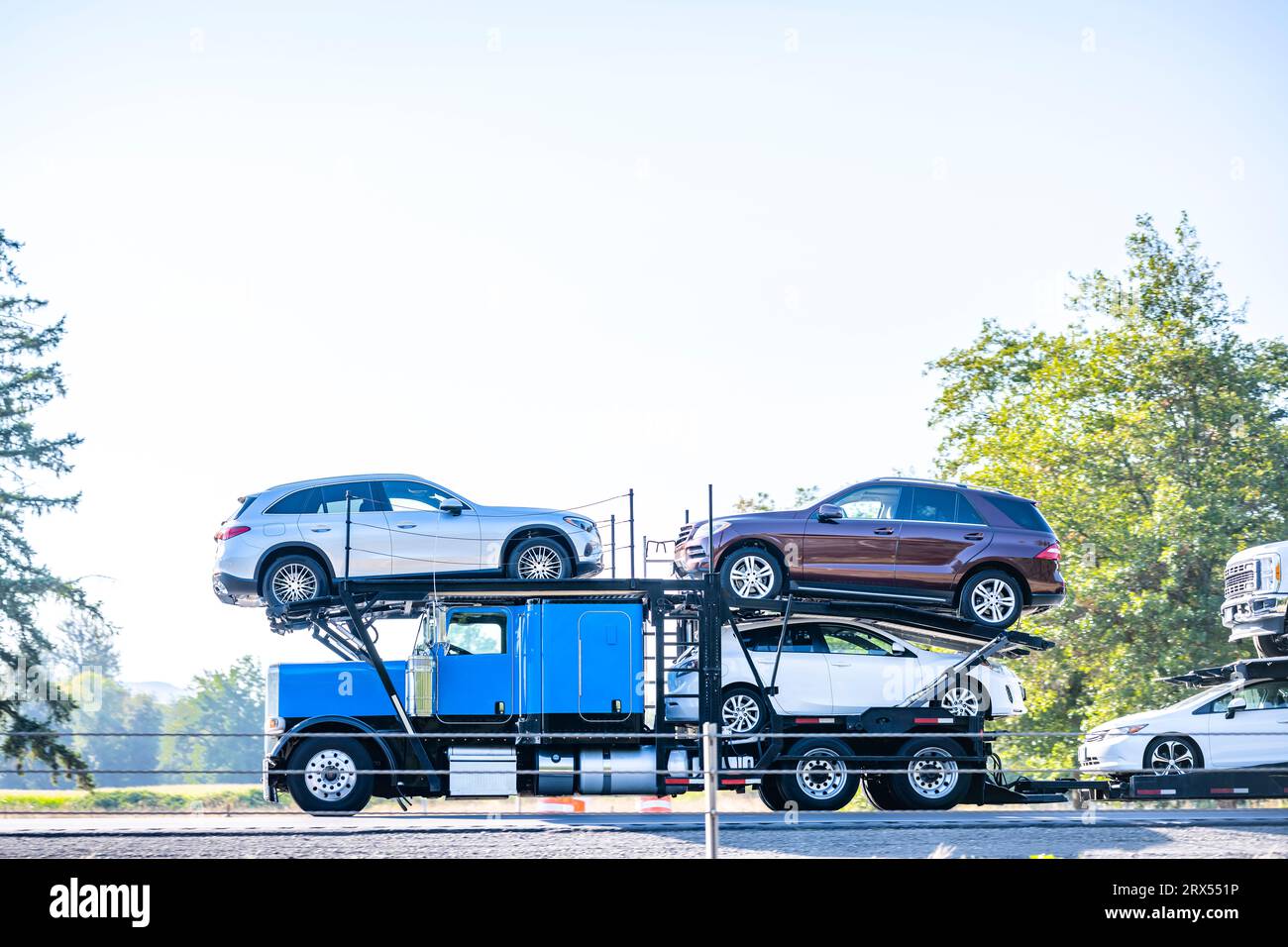 Autocarro industriale blu brillante autotrasportatore carro classico grande trattore semirimorchio per il trasporto di auto e incroci su un semirimorchio idraulico modulare Foto Stock