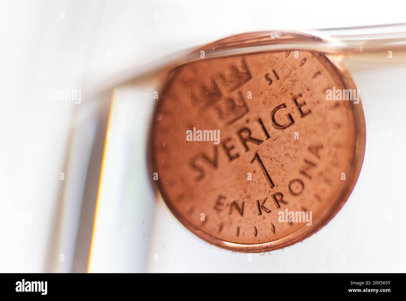 La corona svedese si trova a un livello minimo rispetto all'euro. Questa settimana ha visto un nuovo record storico per la corona svedese. Solo quest’anno, ha perso circa il 7 per cento in valore contro l’euro. Nella foto: Qui una corona che affonda nell'acqua. Foto Stock