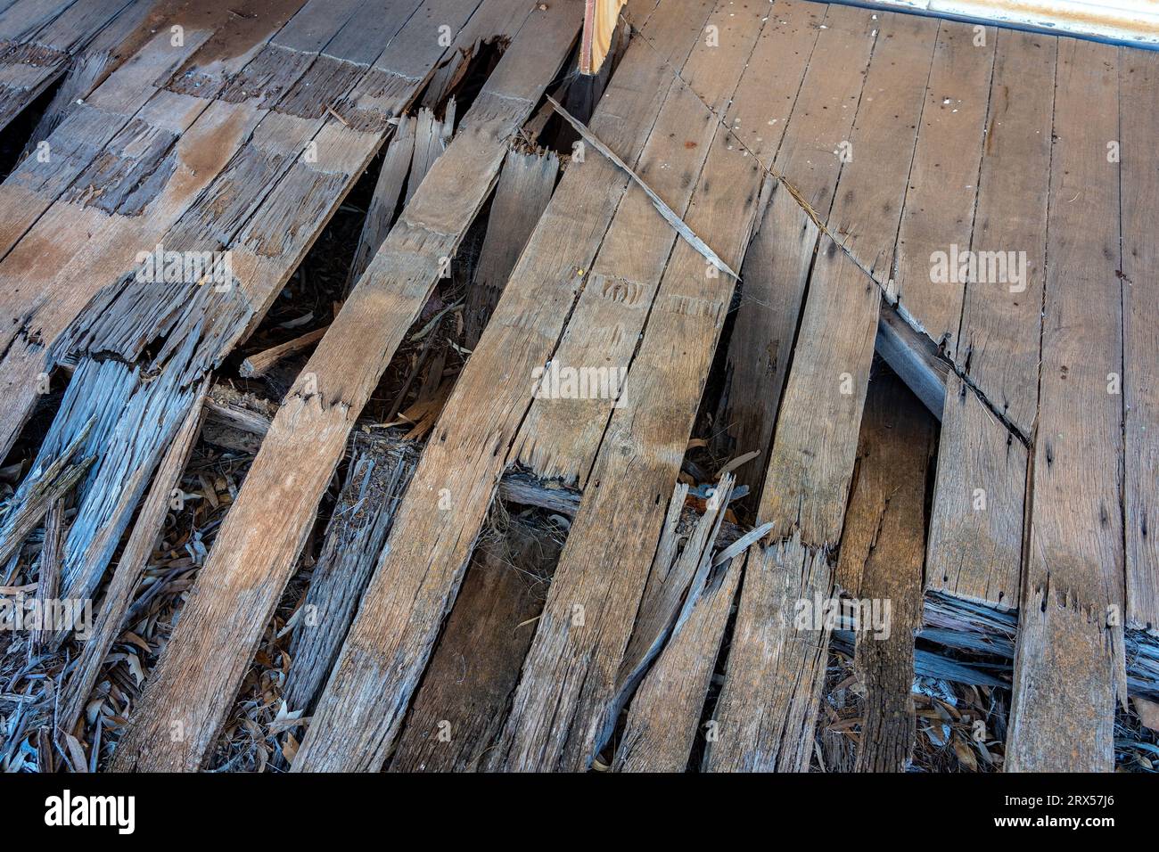 Ponte in legno marcio in una vecchia casa abbandonata Foto Stock