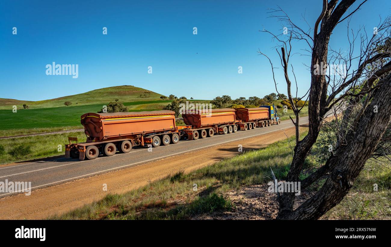 Australia occidentale, Australia - strada che conduce un camion su strada su una strada rurale Foto Stock