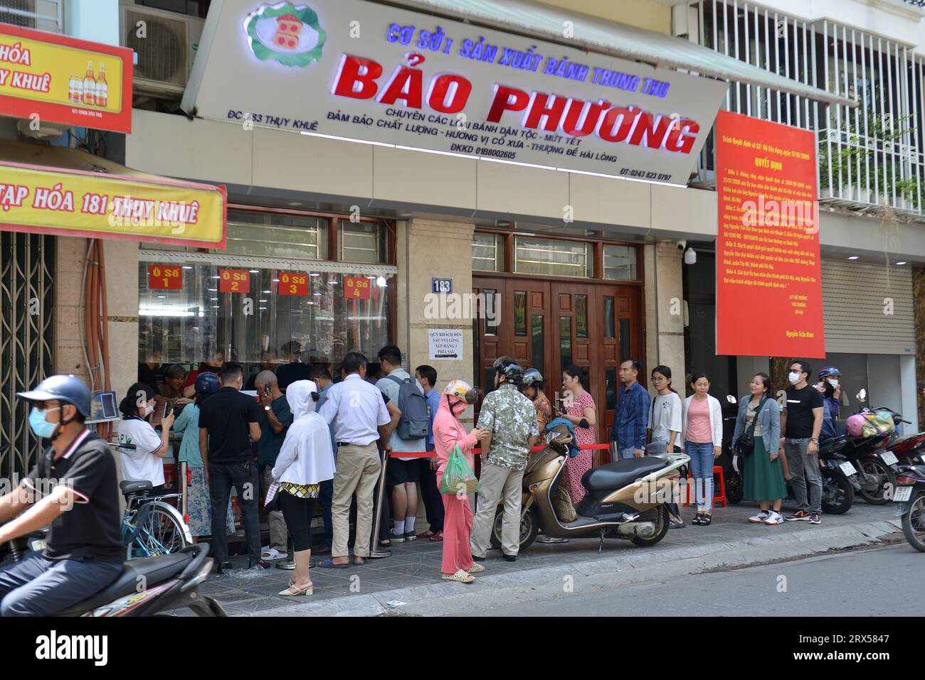 Durante il festival di metà autunno, la gente spesso sceglie di acquistare torte tradizionali presso il famoso negozio. Negozio Bao Phuong in via Thuy Khue. Tiệm bánh Bảo Phương Foto Stock