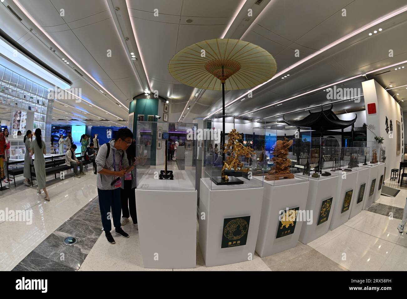 HANGZHOU, CINA - 23 SETTEMBRE 2023 - la Urban Culture Exhibition Hall presso il Media Press Centre (MPC) dei Giochi asiatici di Hangzhou attira un grande pubblico Foto Stock