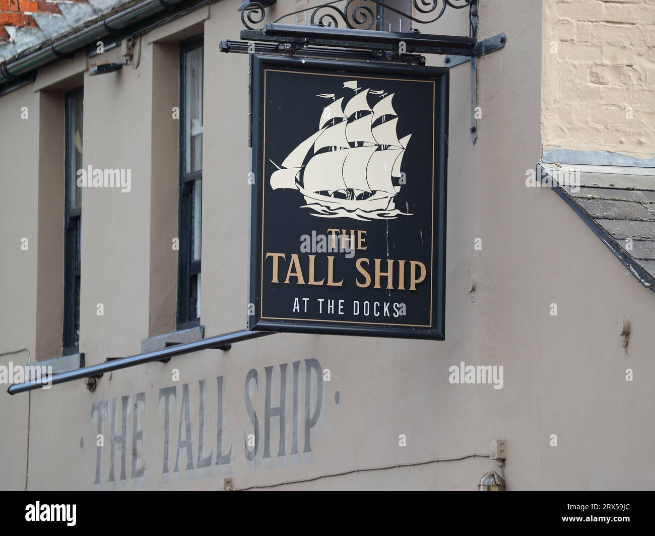 Cartello all'esterno del Tall Ship Pub a Gloucester, Regno Unito Foto Stock