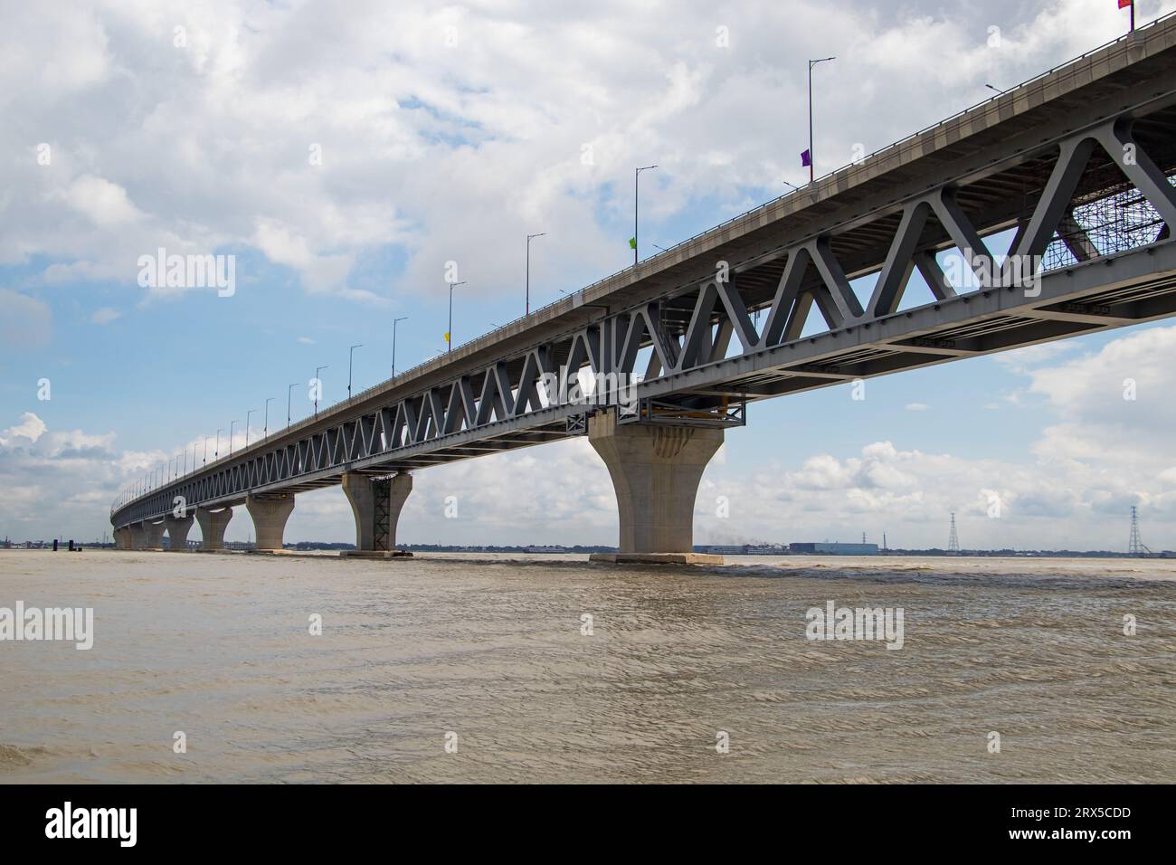 Padma Bridge, esclusiva immagine 4K sotto lo splendido cielo nuvoloso dal fiume Padma, Bangladesh Foto Stock