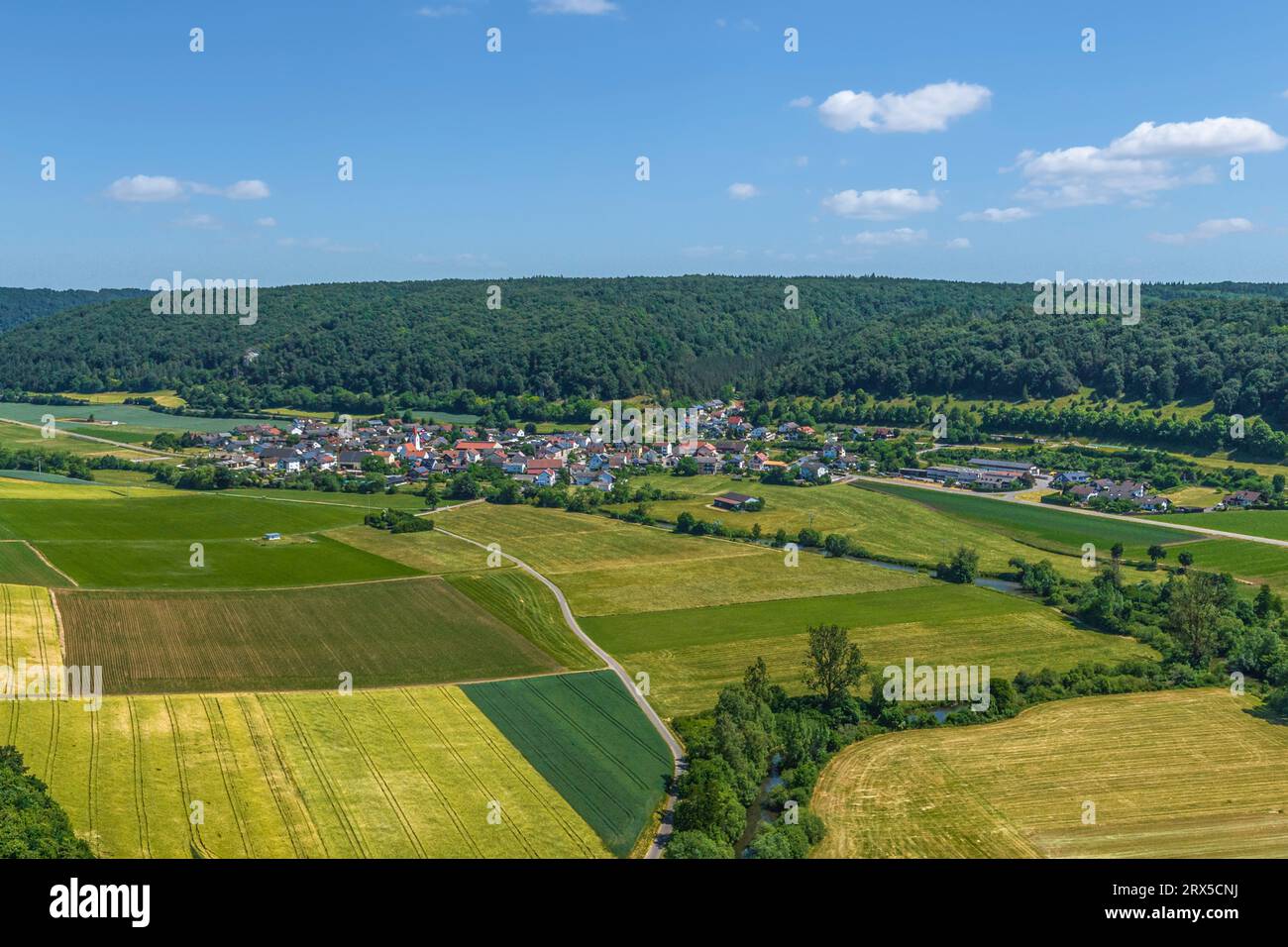 Splendida vista sul Parco naturale della Valle di Altmühl intorno al Burgsteinfelsen vicino a Dollnstein Foto Stock