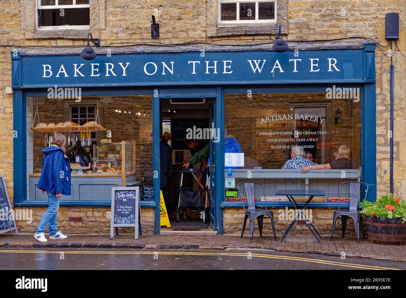 Bourton sul villaggio di acqua in Cotswolds Foto Stock