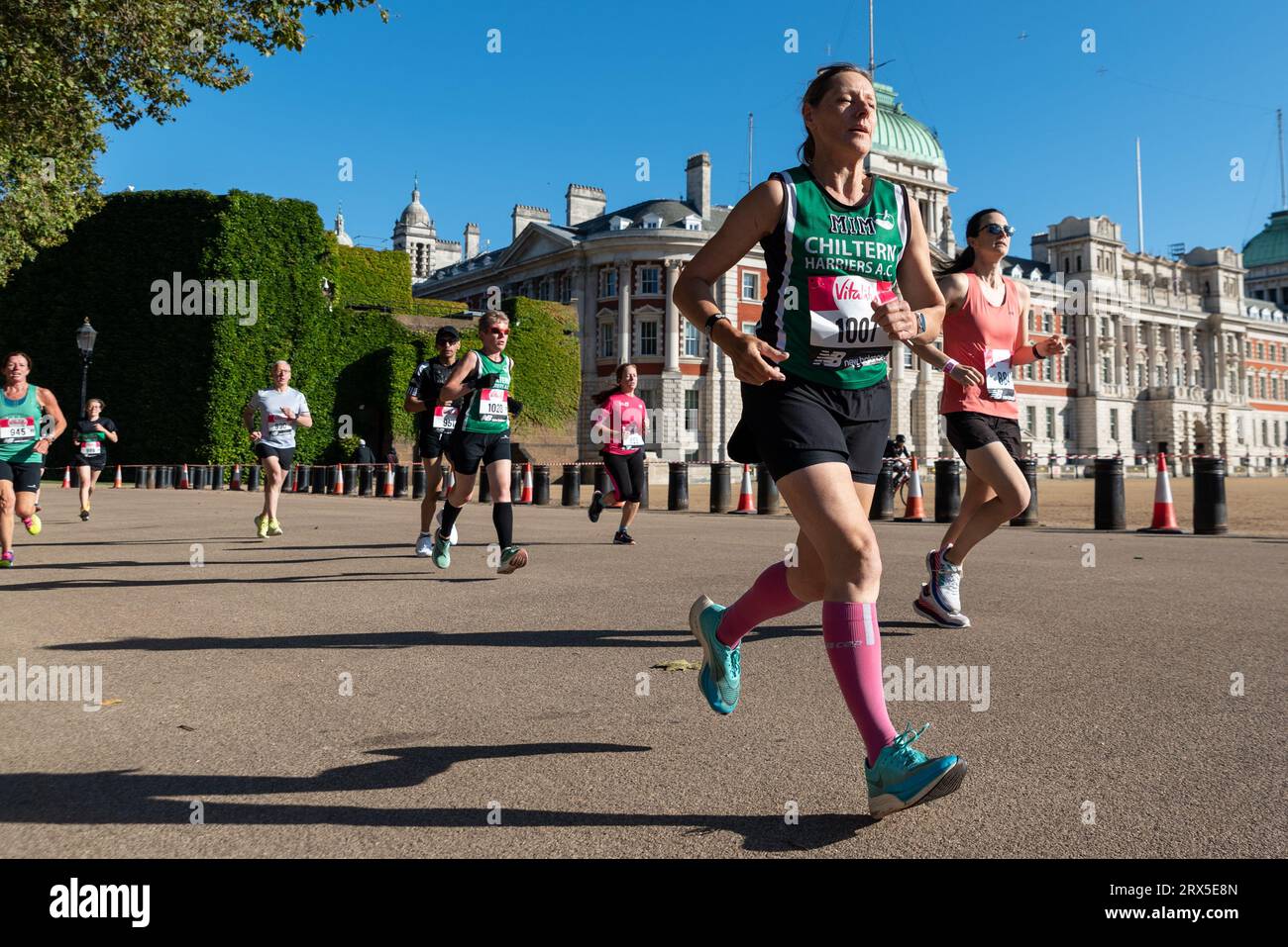 Horse Guards Road, Westminster, Londra, Regno Unito. 23 settembre 2023. I corridori hanno percorso un percorso di circa un chilometro e mezzo intorno a St. James's Park, partendo dal Mall e finendo di fronte a Buckingham Palace. Migliaia di corridori di tutte le età e abilità partono in onde, con alcuni che cercano di finire in fretta mentre altri camminano. Nel suo decimo anno, la corsa è un evento di eredità olimpica Foto Stock