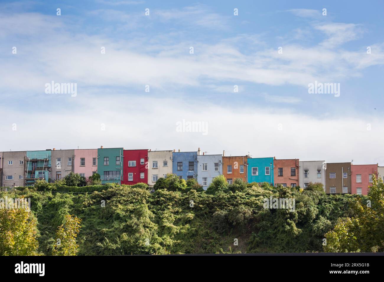 Linea di case a schiera dipinte di colori a Bristol Foto Stock