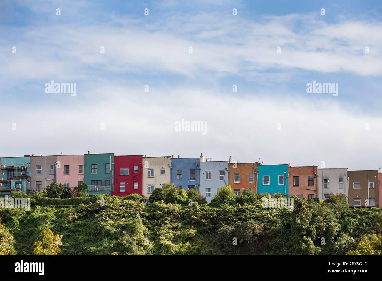 Linea di case a schiera dipinte di colori a Bristol Foto Stock