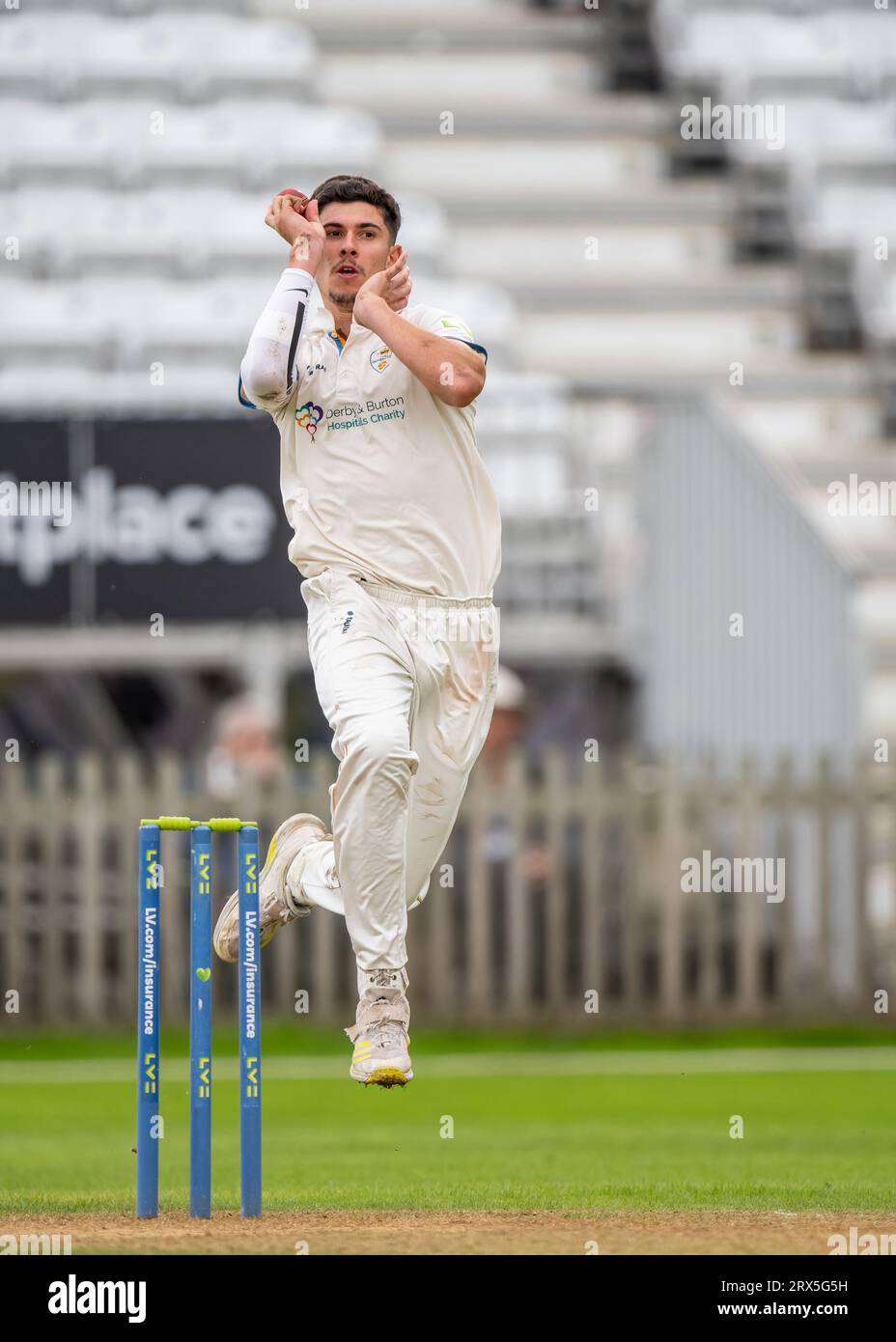 Pat Brown bowling per Derbyshire in una partita per il campionato della contea contro il Sussex Foto Stock