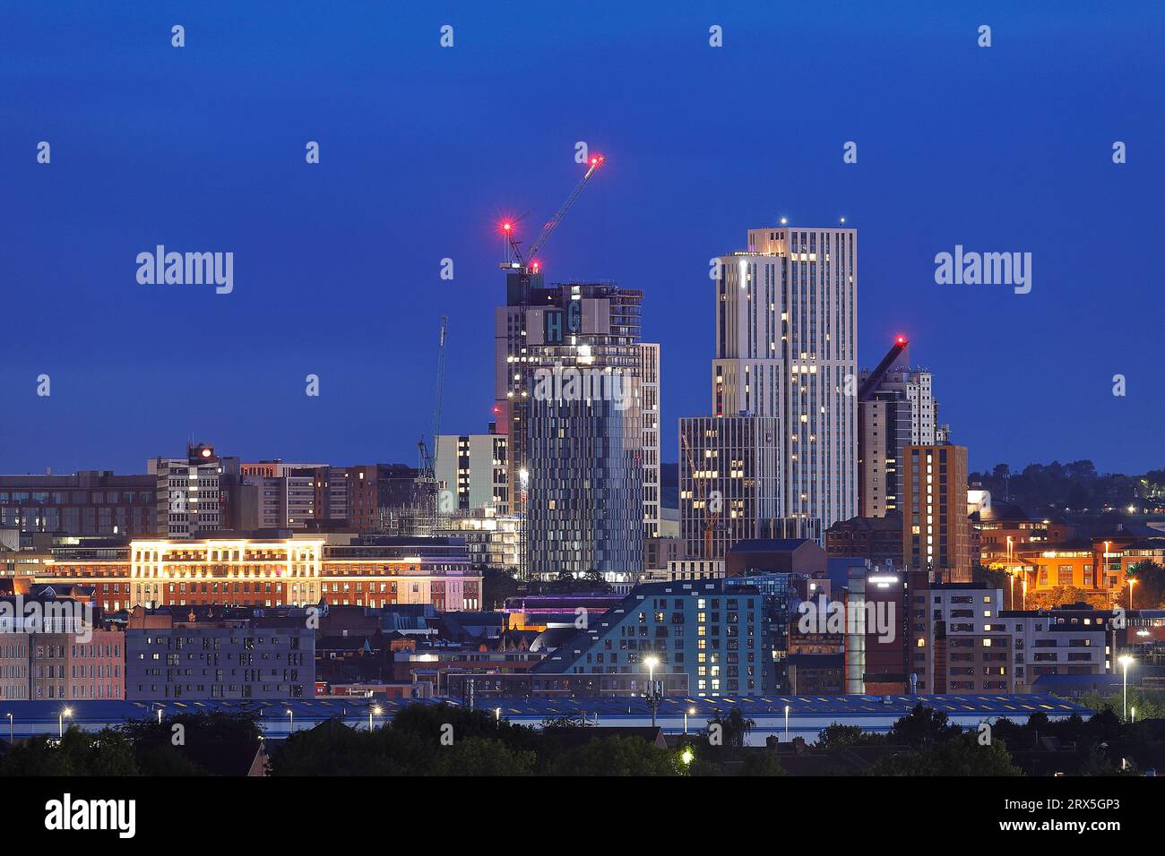 Una vista mattutina dell'Arena Quarter Village nel centro di Leeds Foto Stock