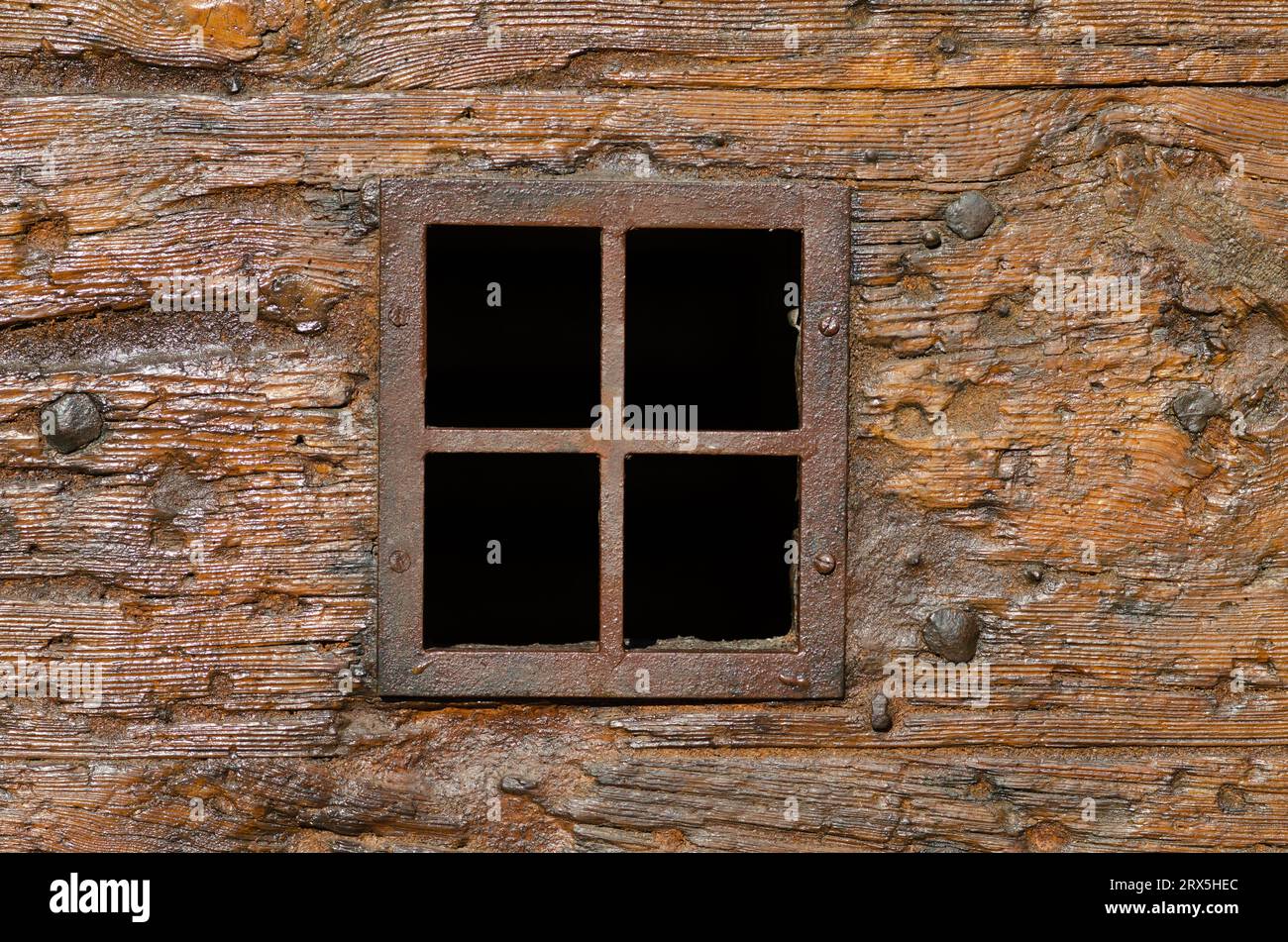 antica porta con piccola finestra di osservazione, spioncino, botola, a forma di croce Foto Stock