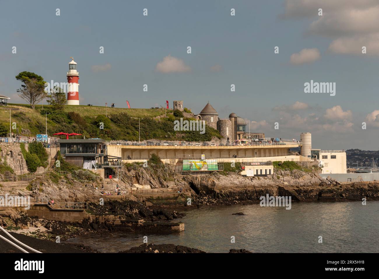 Plymouth, Devon, Inghilterra, Regno Unito. 3 settembre 2023. Vista del faro di Hoe e Smeatons e passeggiata lungo il lungomare sotto lo Hoe. Foto Stock