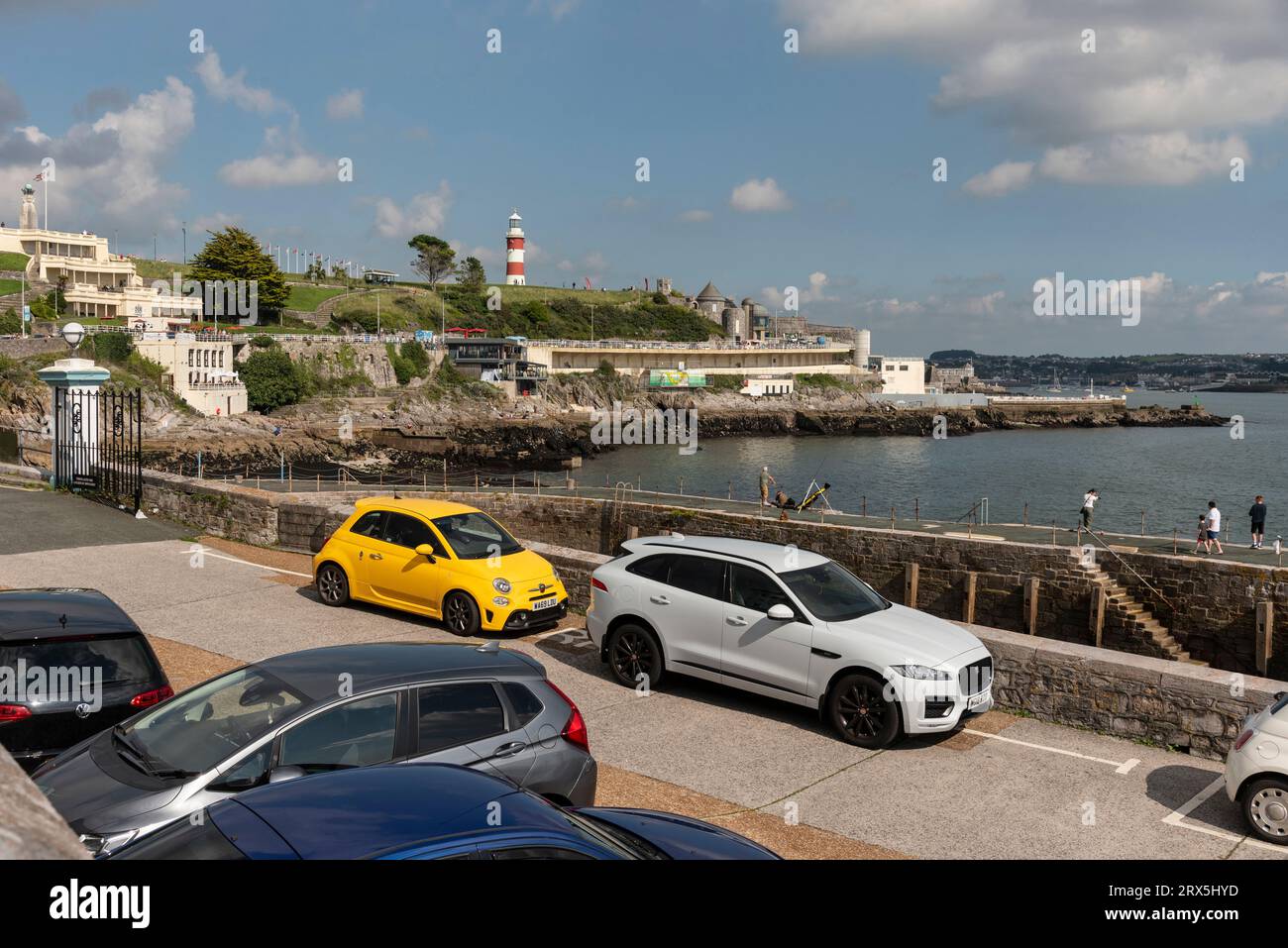 Plymouth, Devon, Inghilterra, Regno Unito. 3 settembre 2023. Vista del faro di Hoe e Smeatons e passeggiata lungo il lungomare sotto lo Hoe. Foto Stock