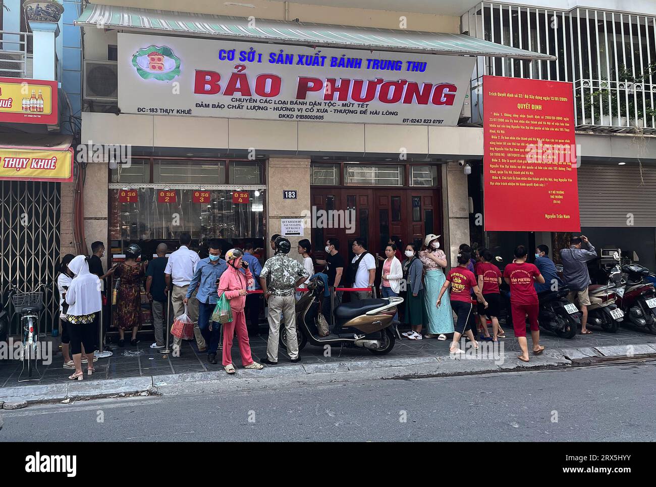 Durante il festival di metà autunno, la gente spesso sceglie di acquistare torte tradizionali presso il famoso negozio. Negozio Bao Phuong in via Thuy Khue. Tiệm bánh Bảo Phương Foto Stock
