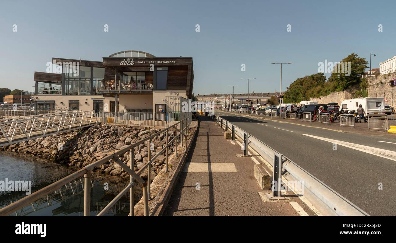 Millbay Docks, Plymouth, Devon, Inghilterra, Regno Unito. 6 settembre 2023. Strada d'ingresso del terminal dei traghetti con un Cafe' ristorante che si affaccia su un porticciolo, all'interno di Millbay Foto Stock