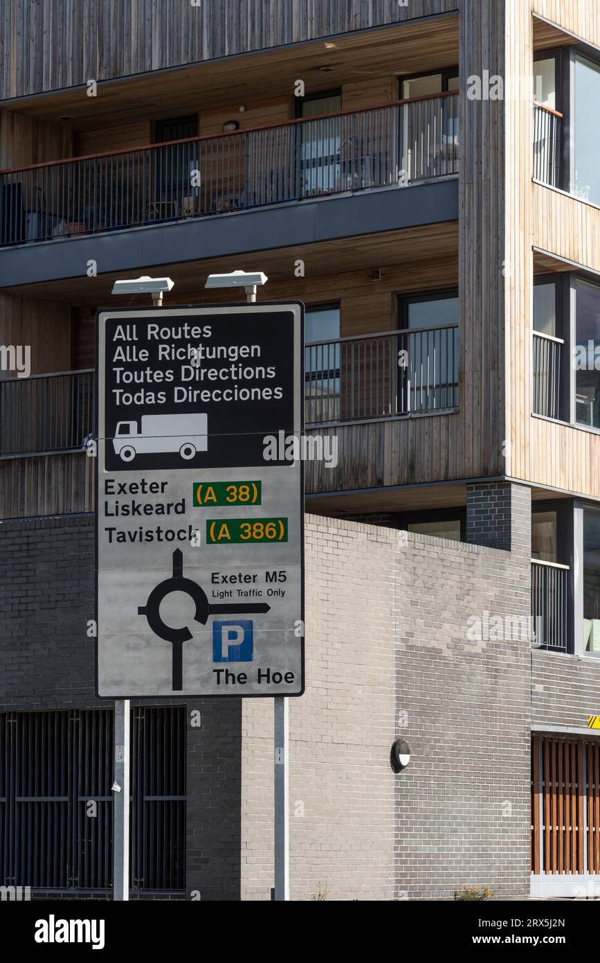 Millbay Docks, Plymouth, Devon, Inghilterra, Regno Unito. 6 settembre 2023. Segnaletica stradale direzionale in quattro lingue per i conducenti che arrivano in Cornovaglia e nel Regno Unito. Foto Stock