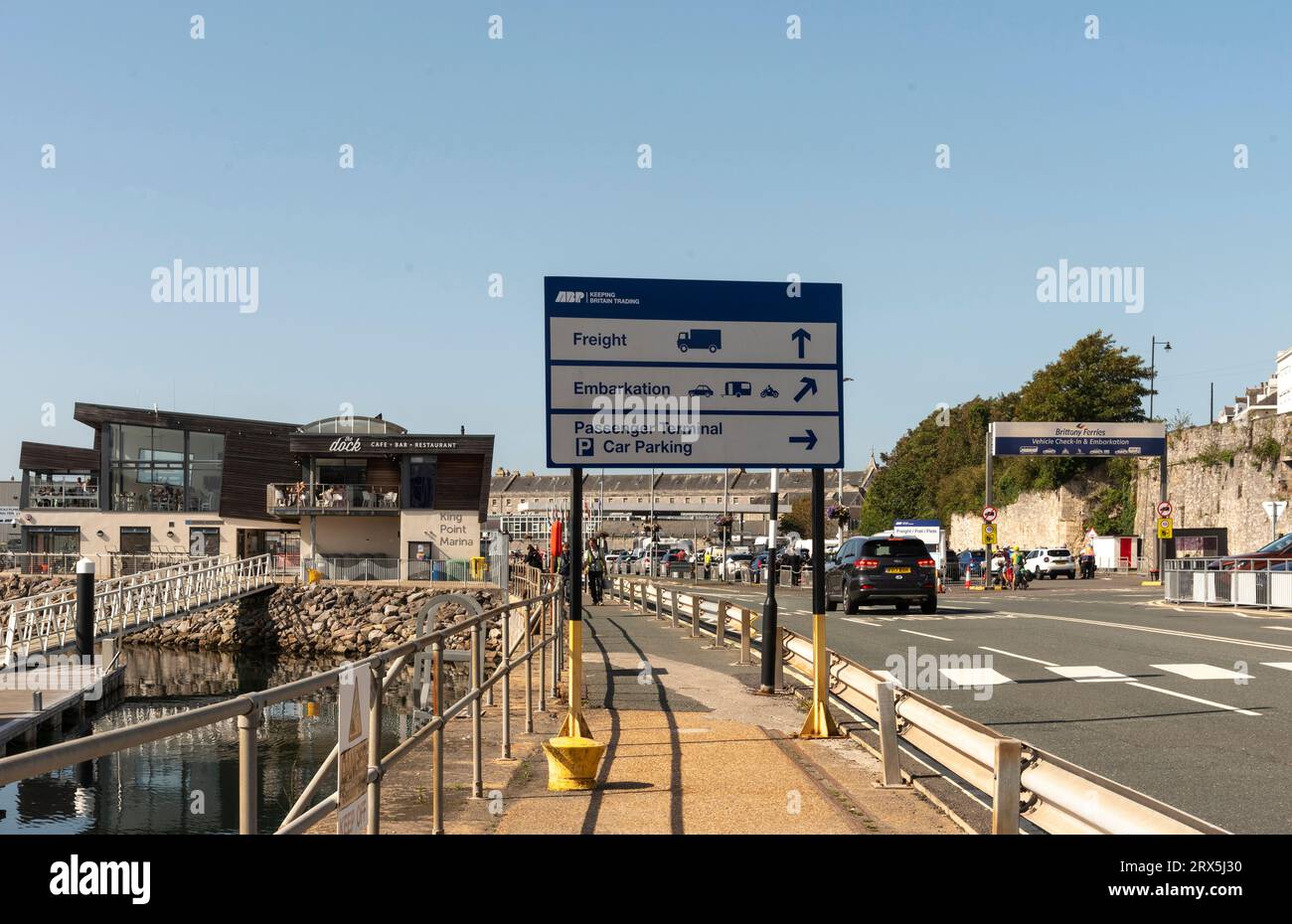 Millbay Docks Plymouth, Devon, Englaand, Regno Unito. 6 settembre 2023. Segnaletica per imbarco, trasporto merci e check-in all'ingresso del Millbay Docks di Plymouth. REGNO UNITO, Foto Stock