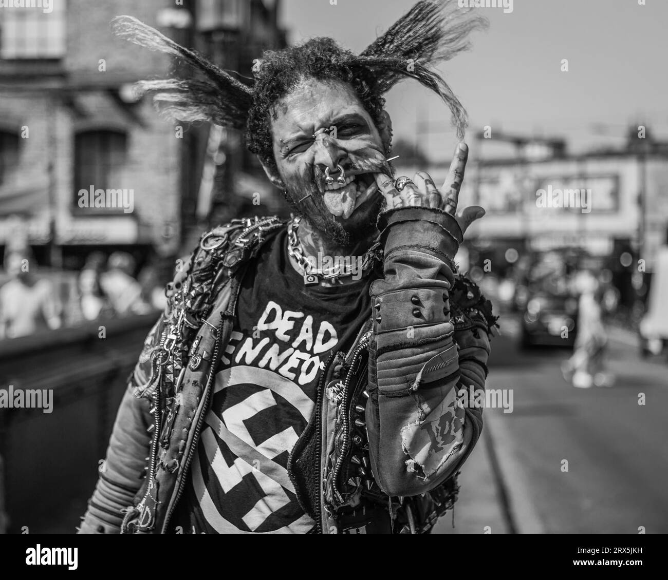 Immagine in bianco e nero di un punk sul ponte di Camden. Foto Stock