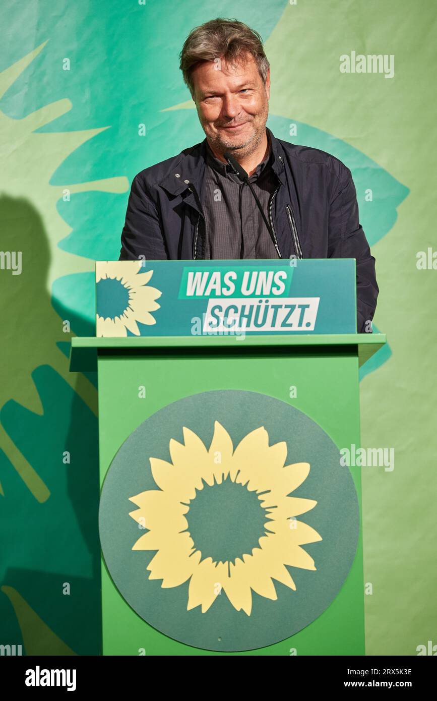 23 settembre 2023, Schleswig-Holstein, Neumünster: Robert Habeck (Bündnis 90/die Grünen), ministro federale dell'economia e vice cancelliere, è sul palco della conferenza del partito verde dello Schleswig-Holstein per le elezioni europee del 2024. Altre proposte della conferenza del partito verteranno su temi quali l'adattamento al clima, il freno del debito, la pesca e le scuole per tutto il giorno. Foto: Georg Wendt/dpa Foto Stock