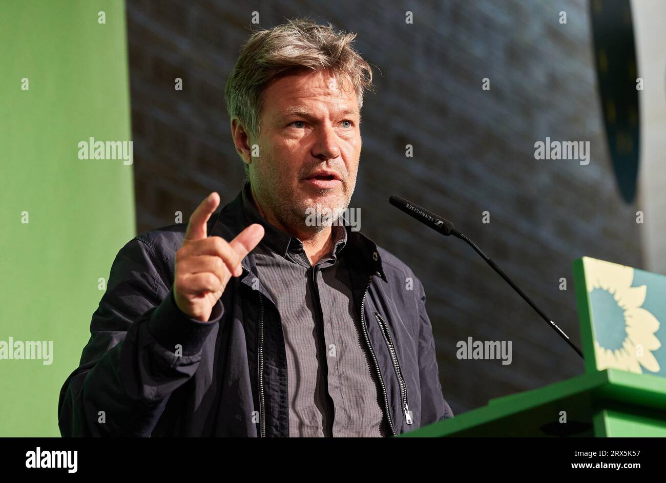 23 settembre 2023, Schleswig-Holstein, Neumünster: Robert Habeck (Bündnis 90/die Grünen), ministro federale dell'economia e vice cancelliere, è sul palco della conferenza del partito verde dello Schleswig-Holstein per le elezioni europee del 2024. Altre proposte della conferenza del partito verteranno su temi quali l'adattamento al clima, il freno del debito, la pesca e le scuole per tutto il giorno. Foto: Georg Wendt/dpa Foto Stock