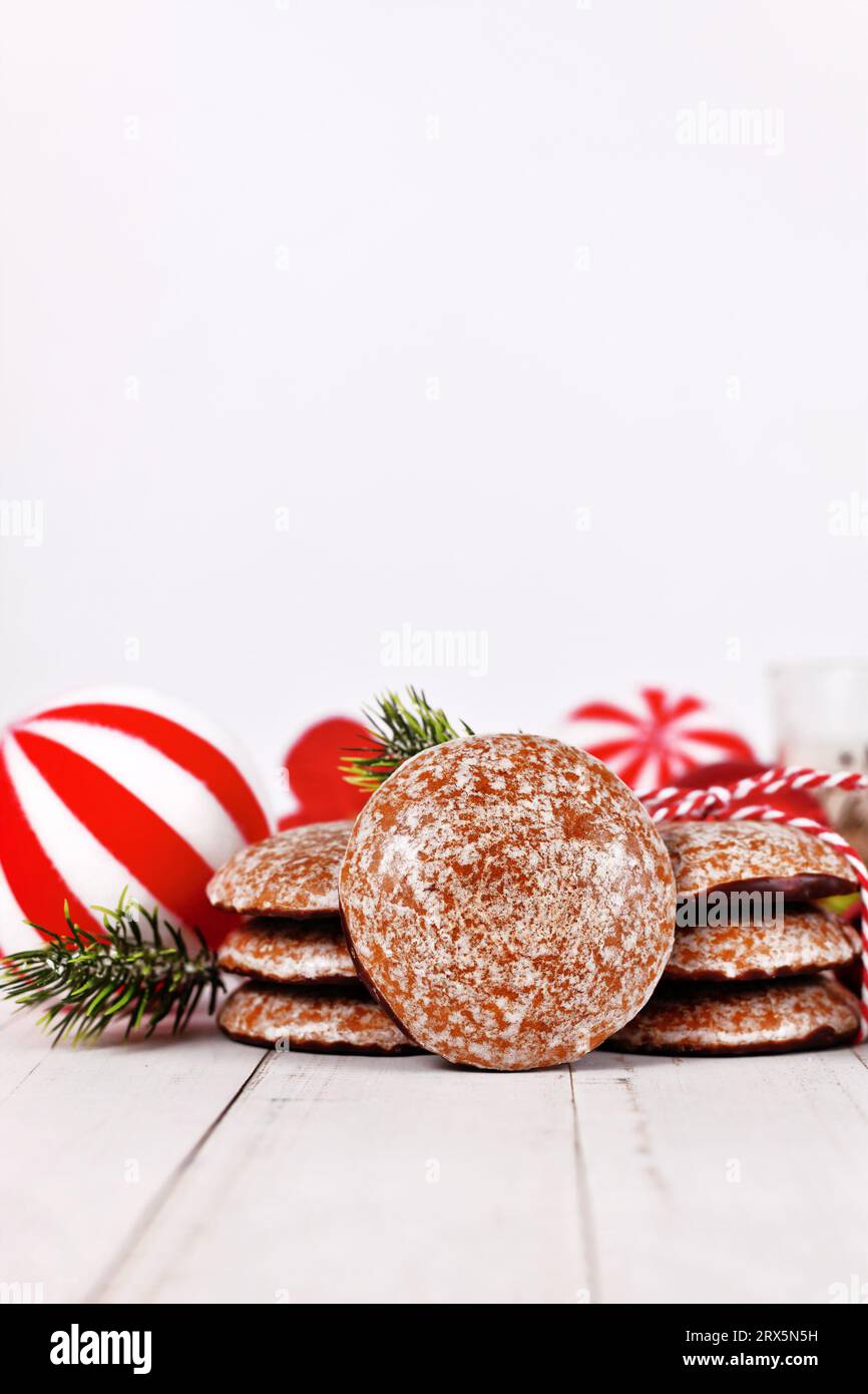 Tradizionale biscotto natalizio con pasta sfoglia rotonda tedesco chiamato "Lebkuchen" con spazio negativo Foto Stock