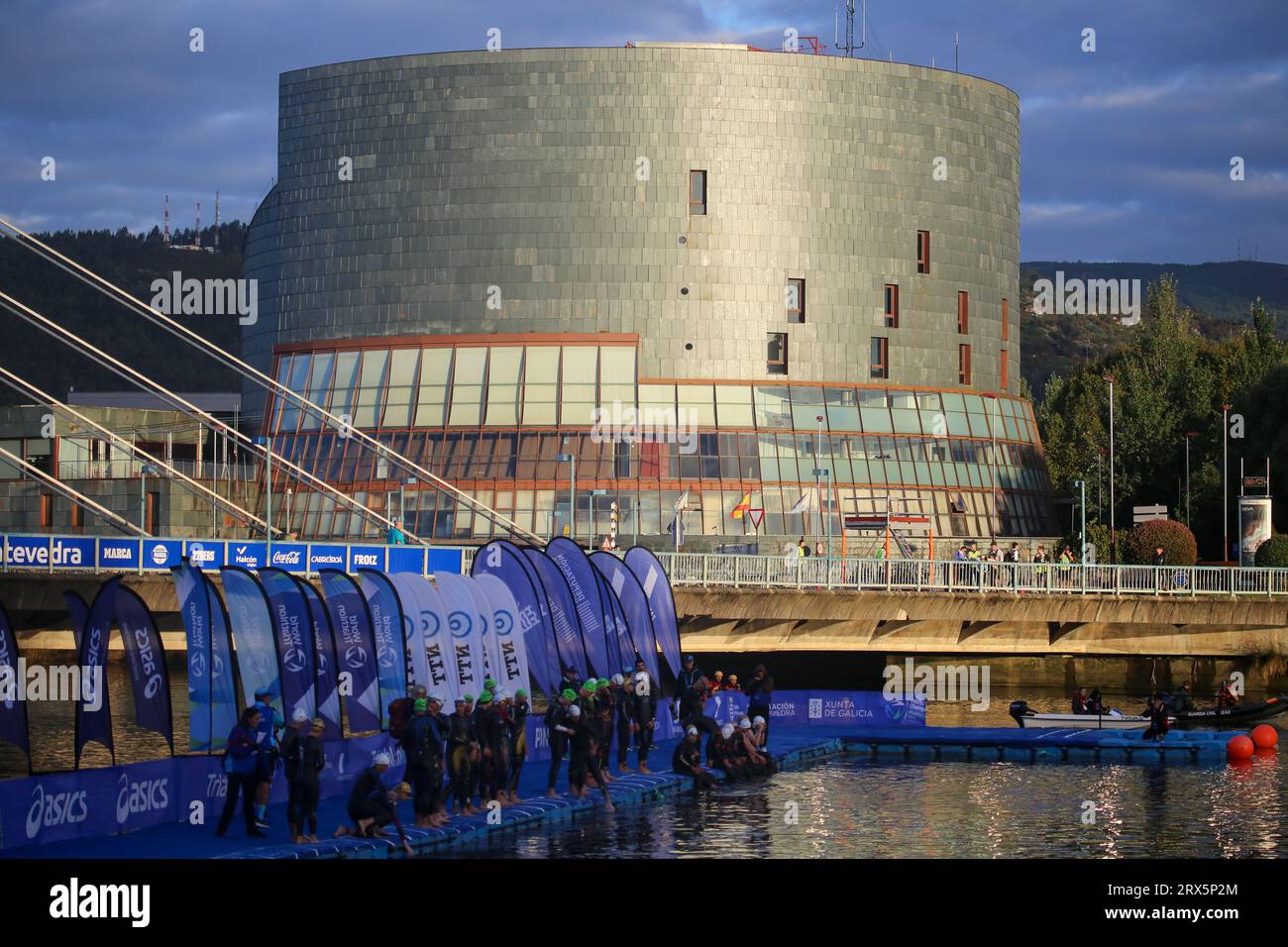 Pontevedra, Spagna, 23 settembre 2023: Paratriatleti al palco di partenza del nuoto durante i Campionati mondiali di triathlon 2023, il 23 settembre 2023, a Pontevedra, Spagna. Credito: Alberto Brevers / Alamy Live News Foto Stock