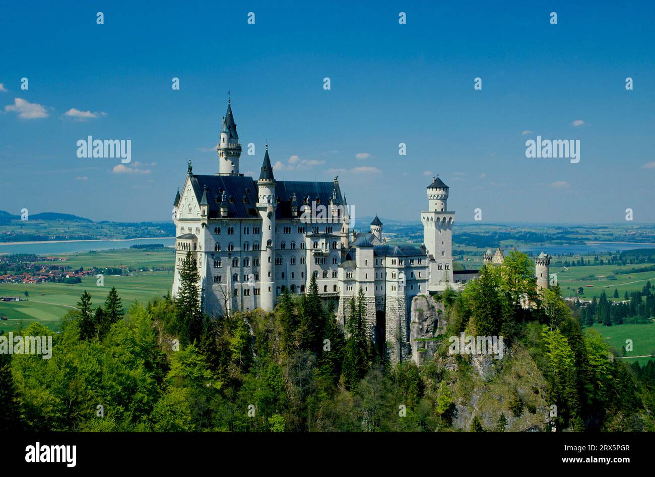 Castello fiabesco Neuschwanstein, Forggensee sullo sfondo, Ludwig II di Baviera, Schwangau vicino a Fuessen, Alpi Allgaeu, Baviera, Germania, fata Foto Stock