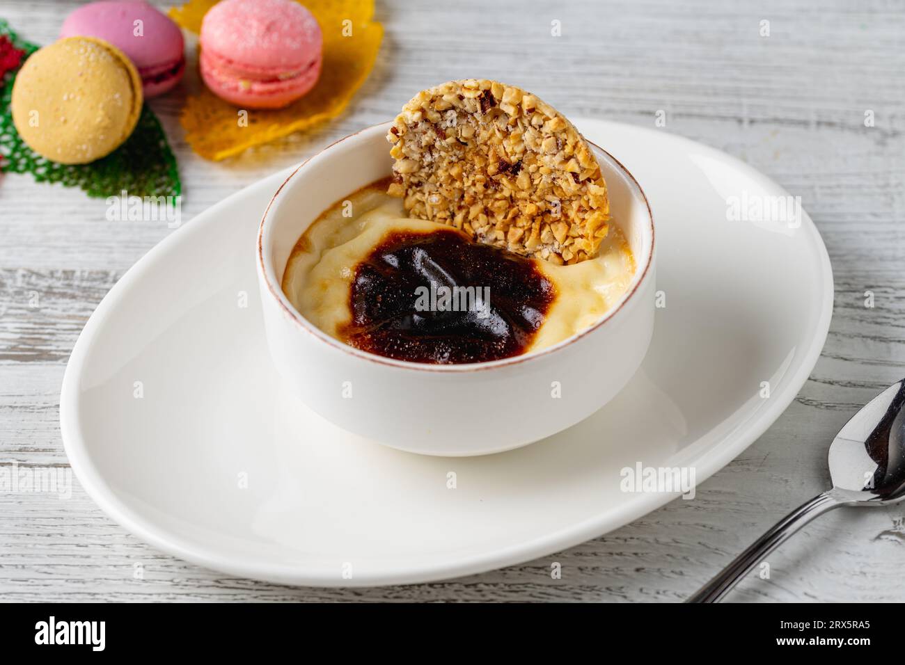 Tradizionale dessert turco panetteria riso budino nome turco Firin Sutlac in ciotola di ceramica Foto Stock