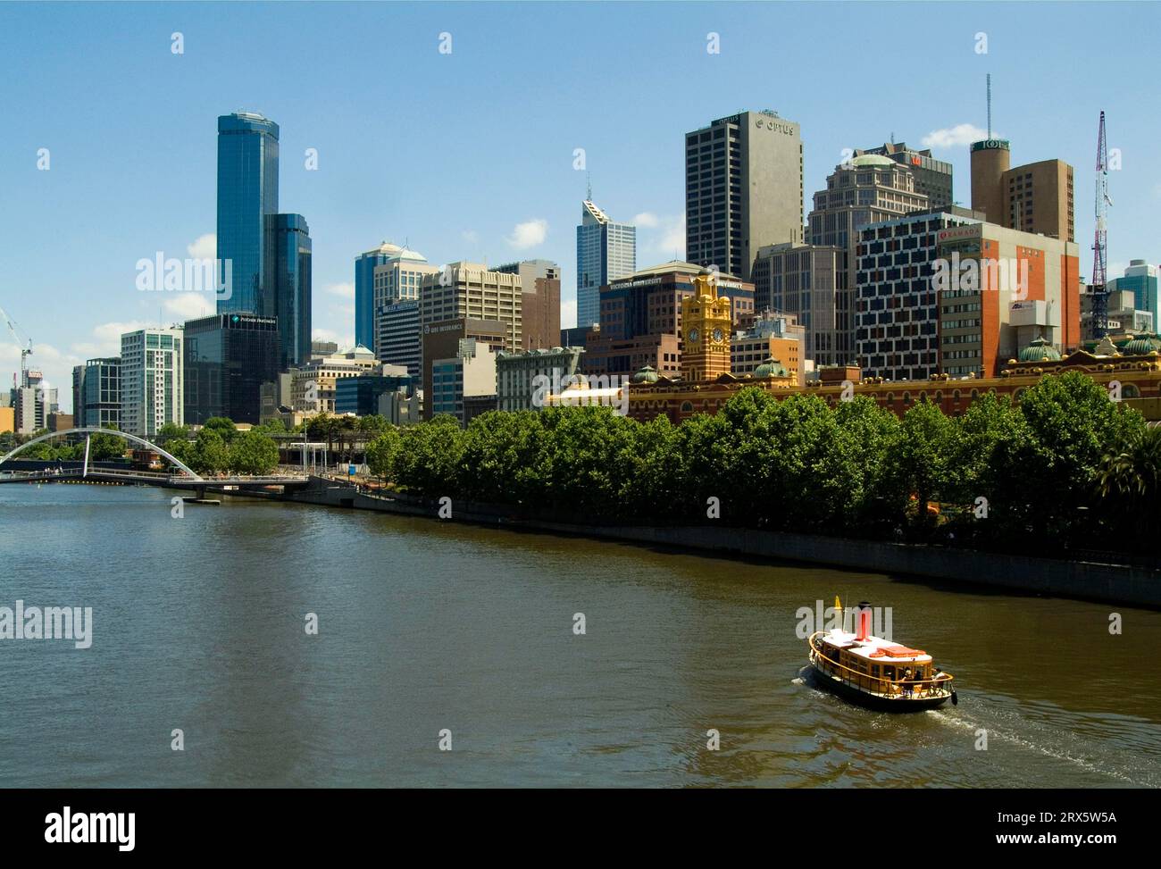 Barca sullo skyline di Yarra e Melbourne, fiume, Victoria, Australia Foto Stock