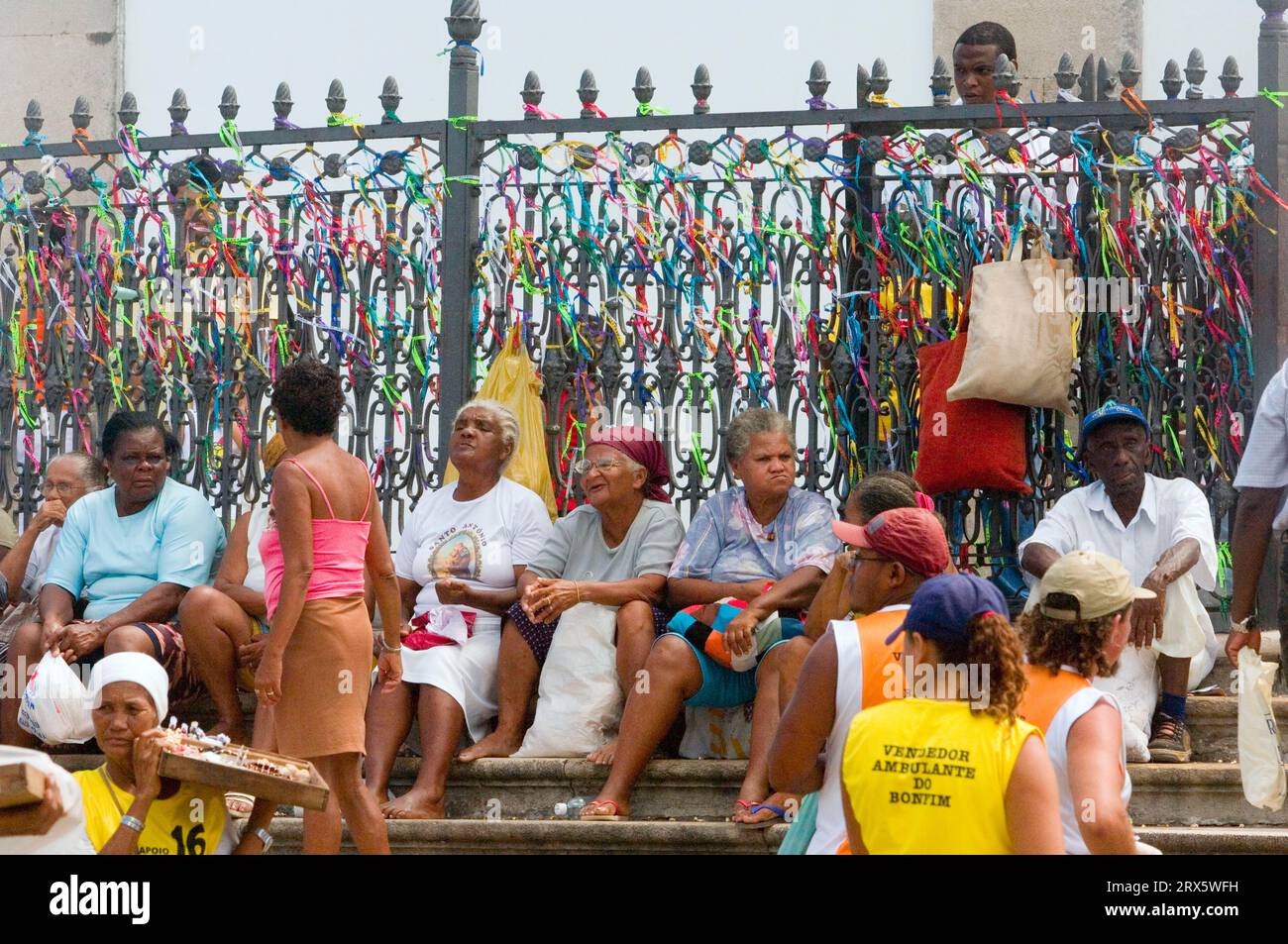 Donne che vendono fitas di fronte alla chiesa di Nosso Senhor do Bonfin, Salvador de Bahia, Brasile, nastri fortunati Foto Stock