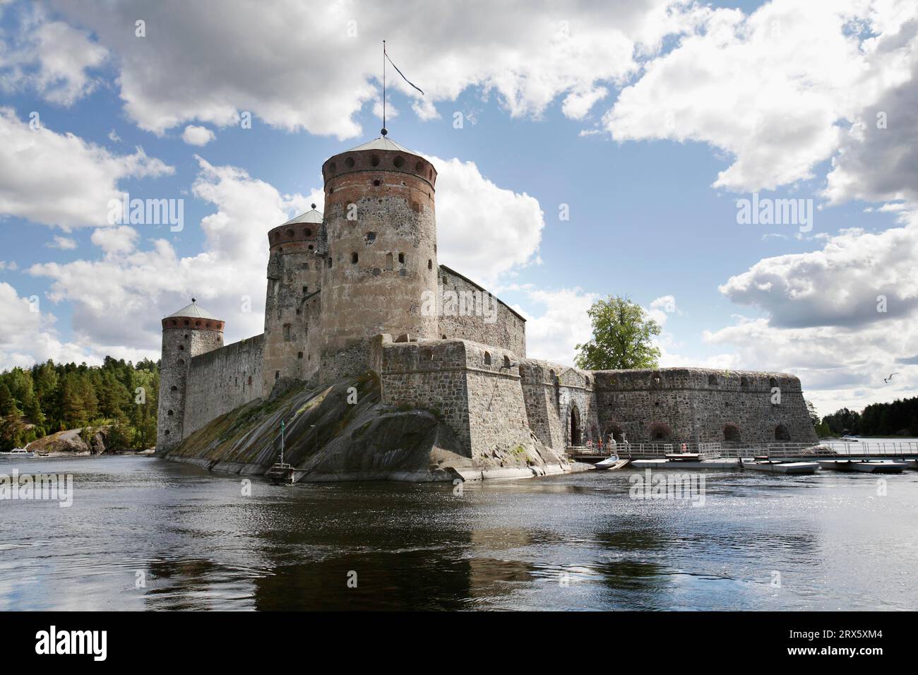 Il castello medievale di Olavinlinna nella Finlandia orientale nella città di Savonlinna il castello di Olavinlinna fu fondato nel 1475 per garantire il confine orientale del Foto Stock