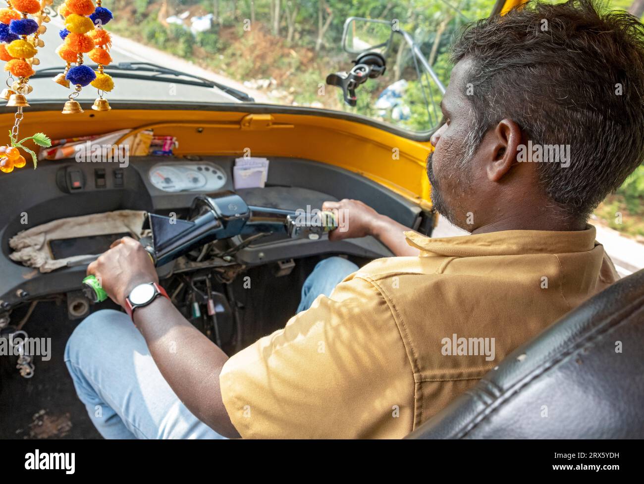 Auto-rickshaw driver, Munnar, Kerala, India Foto Stock