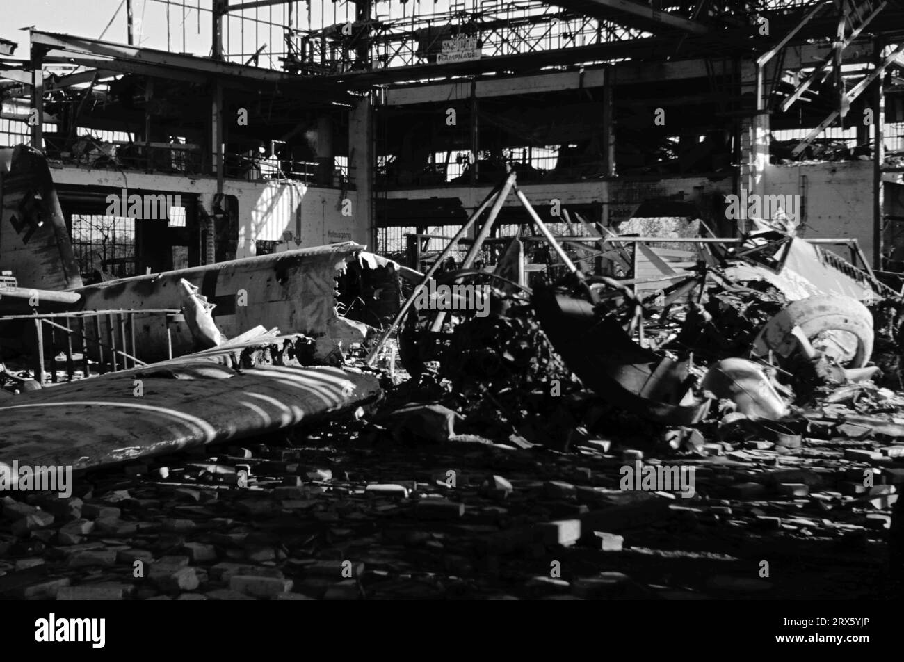 Danni da bomba aerei della Luftwaffe hangar aeroporti / fabbrica di aerei danneggiati / incursioni aeree alleate nella seconda guerra mondiale - 1944 / 1945 Foto Stock