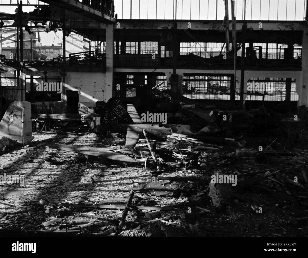 Danni da bomba aerei della Luftwaffe hangar aeroporti / fabbrica di aerei danneggiati / incursioni aeree alleate nella seconda guerra mondiale - 1944 / 1945 Foto Stock