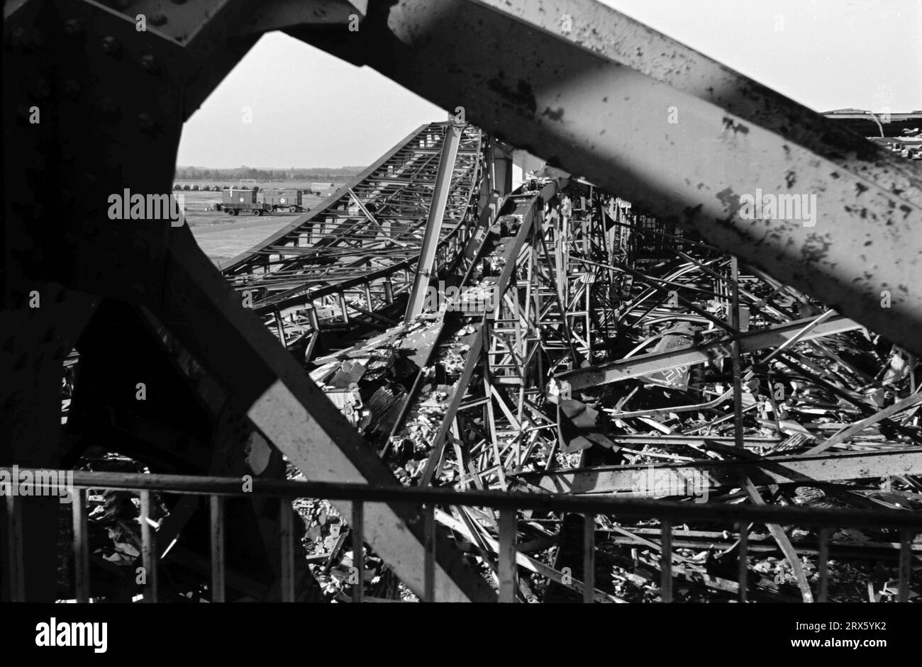Danni da bomba aerei della Luftwaffe hangar aeroporti / fabbrica di aerei danneggiati / incursioni aeree alleate nella seconda guerra mondiale - 1944 / 1945 Foto Stock