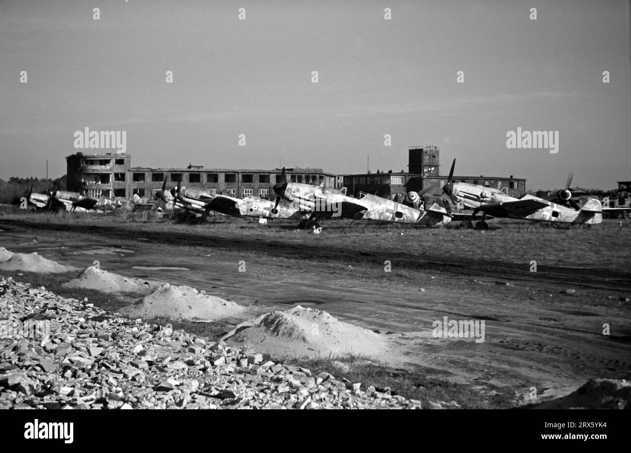 Bombardamenti aerei della Luftwaffe hangar aeroporti / fabbrica di aerei danneggiati / incursioni aeree alleate nella seconda guerra mondiale - 1944 / 1945 - Messershmitt Bf 109 e / G / 109E / 109G. Foto Stock