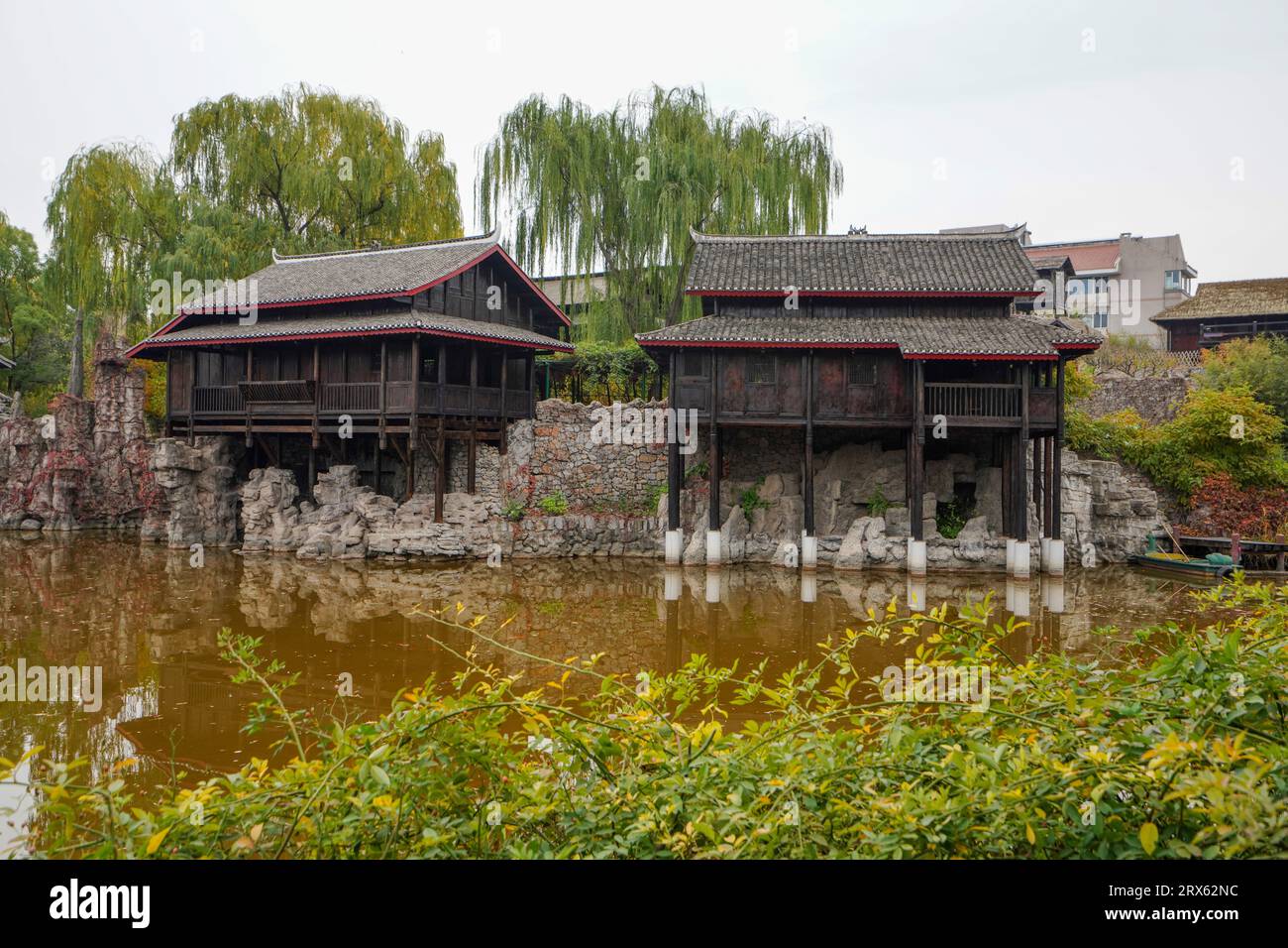 Pechino Cina, 2 novembre 2022: Miaozhai Diaojiao Building in China Ethnic Museum. Foto Stock