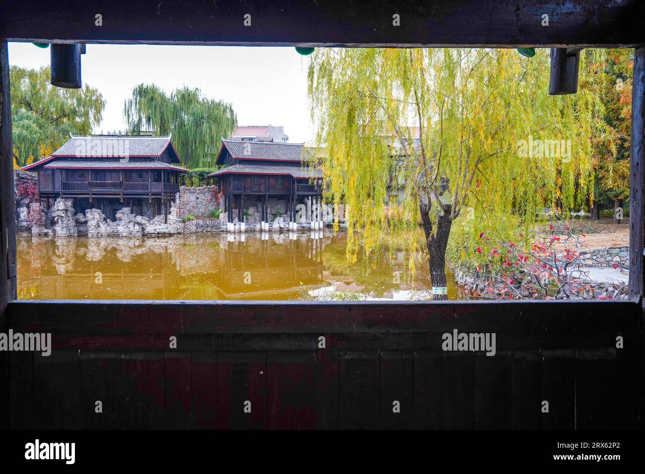 Pechino Cina, 2 novembre 2022: Miaozhai Diaojiao Building in China Ethnic Museum. Foto Stock